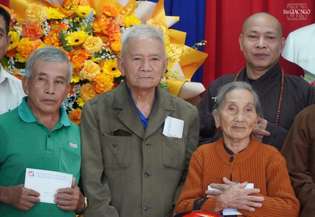 Cụ bà ôm chặt món quà được đoàn GHPGVN trao tặng