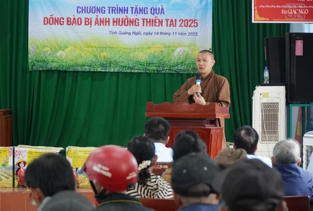 Đại đức Thích Minh Thật thông tin về chương trình từ thiện của đoàn GHPGVN