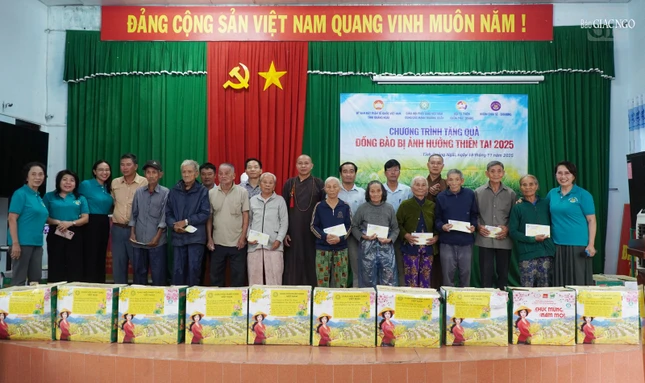 Đoàn trao tặng quà đến bà con tại xã Bình Minh