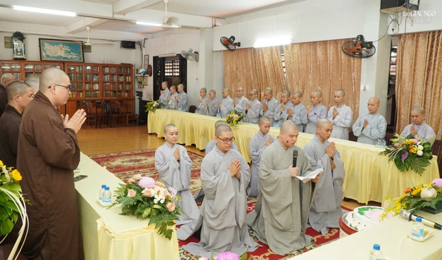 Tăng Ni sinh dâng lời cảm niệm