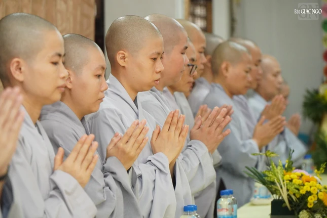 Ơn thầy như ánh trăng rằm...