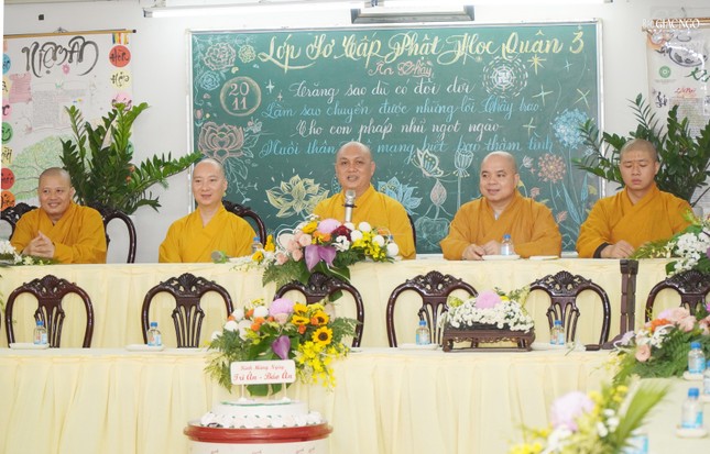 Chư tôn đức Ban Chủ nhiệm sinh hoạt cùng Tăng Ni sinh khóa 15, 16