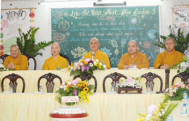 Chư tôn đức Ban Chủ nhiệm sinh hoạt cùng Tăng Ni sinh khóa 15, 16