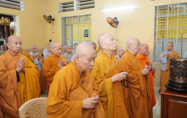 Chư tôn đức niêm hương, bạch Phật