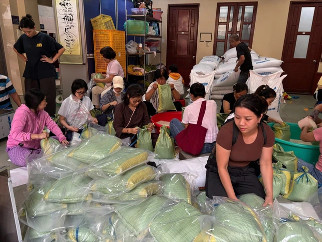 Chung tay hỗ trợ sắp xếp và chia các phần quà tại chùa Bửa Đà