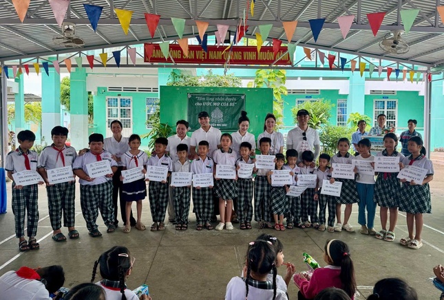 Trao tặng bảo hiểm đến các em học sinh