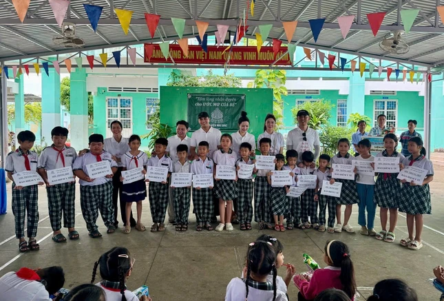 Trao tặng bảo hiểm đến các em học sinh