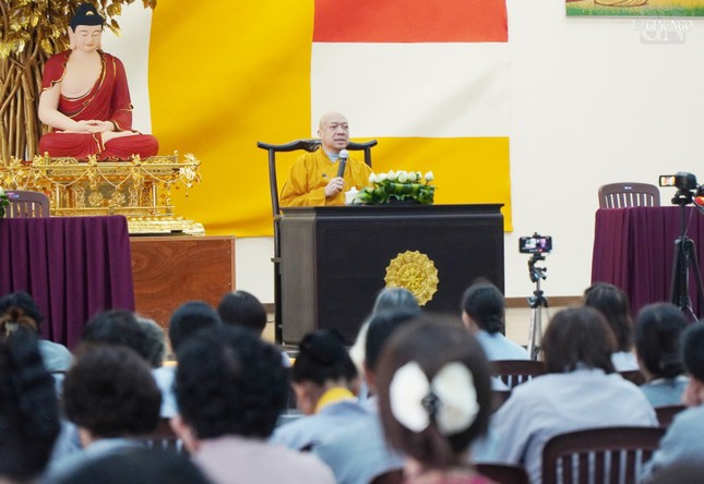 Thượng tọa Thích Nguyên Hạnh, Phó ban Hoằng pháp Phật giáo TP.HCM chia sẻ pháp thoại "Tìm bình an trong Phật pháp"
