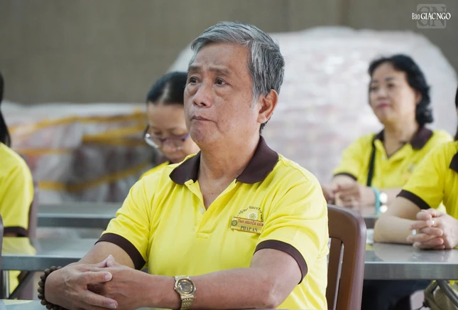 Các tình nguyện viên khóa tu lắng nghe pháp thoại