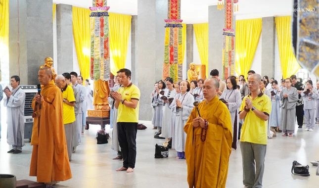 Khóa lễ tụng kinh tại chánh điện