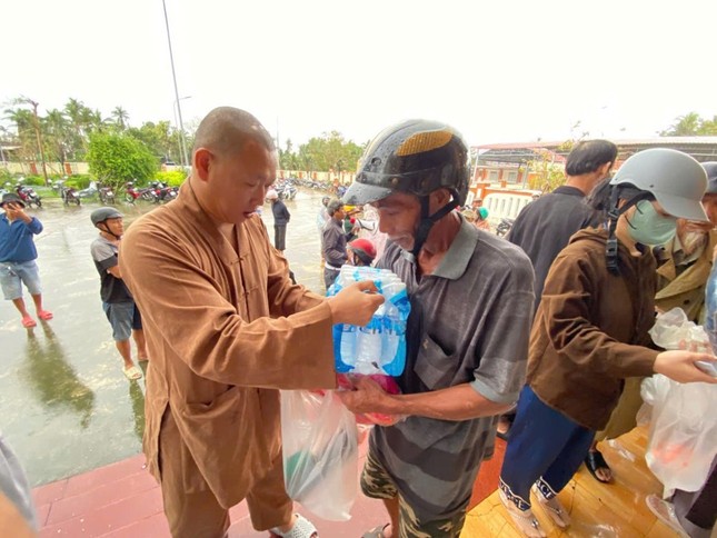 Chùa Quán Thế Âm, thôn Chư Cúc, xã Ea Kar hỗ trợ kịp thời bà con vùng lũ tại Phú Thạnh, Xuân Cảnh và xã Hòa Thịnh Chùa Quán Thế Âm, thôn Chư Cúc, xã Ea Kar hỗ trợ kịp thời bà con vùng lũ tại Phú Thạnh, Xuân Cảnh và xã Hòa Thịnh