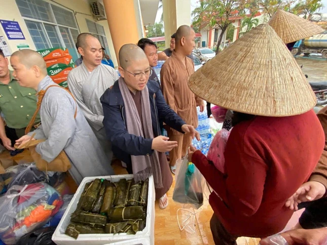 Áo ấm, mền, nước lọc, lương khô, bánh tét, bánh mì, sữa… đã được trao tận tay người dân