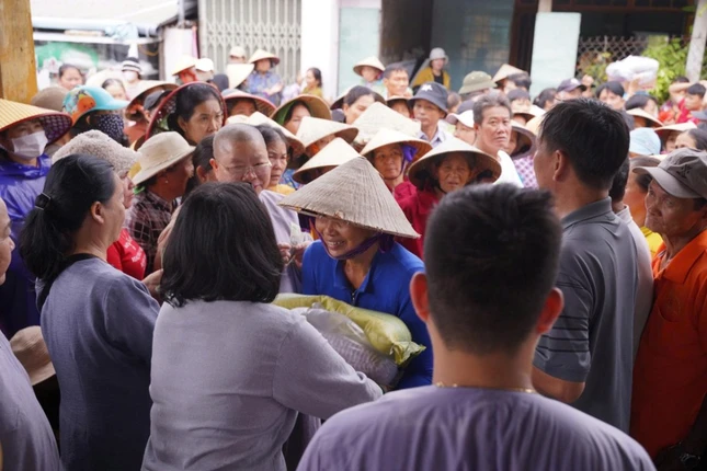 Ấm áp tình đồng bào