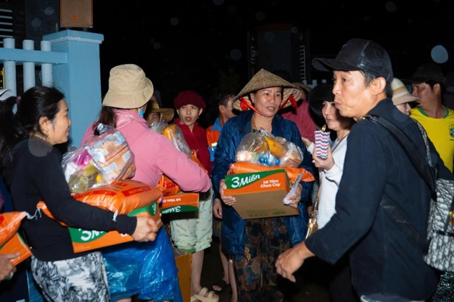 Tối 23-11, vượt qua những đoạn đường sạt lở và còn ngập nước, đoàn tiếp tục về thôn Cảnh Tịnh, xã Hòa Thịnh để gửi đến bà con 200 phần quà đến bà con