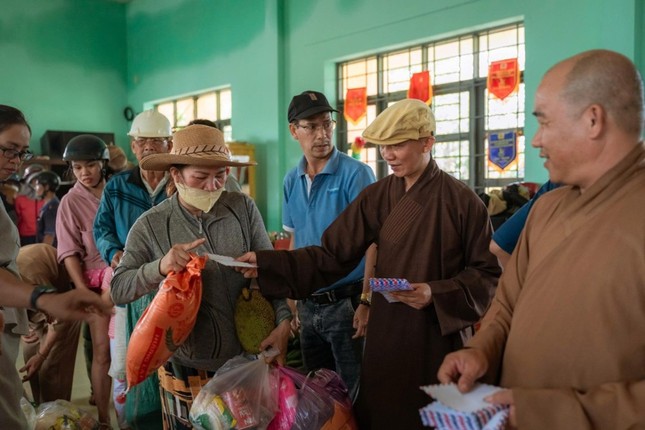 Đại đức Thích Quảng Bá, trụ trì tổ đình Bảo Lâm kết nối Tăng Ni các đoàn từ thiện tặng quà đến bà con bị ảnh hưởng bão số 13 tại Đắk Lắk Đại đức Thích Quảng Bá, trụ trì tổ đình Bảo Lâm kết nối Tăng Ni các đoàn từ thiện tặng quà đến bà con bị ảnh hưởng bão số 13 tại Đắk Lắk