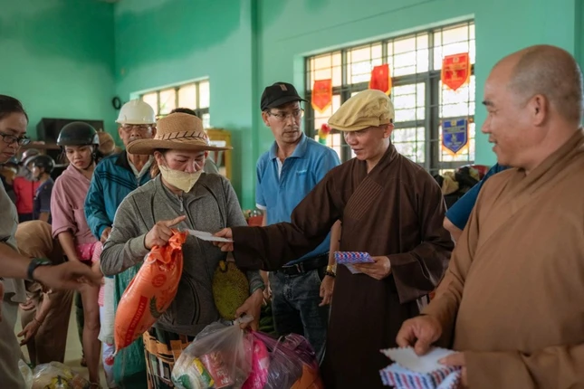 Đại đức Thích Quảng Bá, trụ trì tổ đình Bảo Lâm kết nối Tăng Ni các đoàn từ thiện tặng quà đến bà con bị ảnh hưởng bão số 13 tại Đắk Lắk