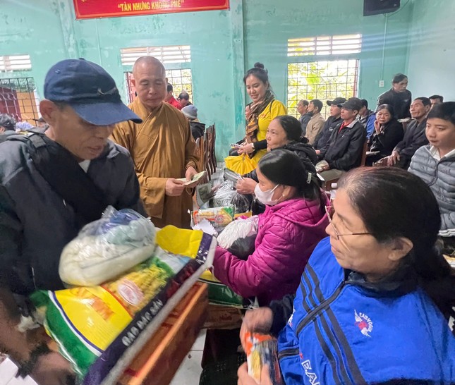 Thượng tọa Thích Thiện Từ, Ủy viên Ban Từ thiện xã hội GHPGVN TP.HCM, trụ trì chùa Quan Âm (P.Thới An, TP.HCM) cùng Phật tử Đạo tràng Đại Bi Tâm tặng quà tại Huế Thượng tọa Thích Thiện Từ, Ủy viên Ban Từ thiện xã hội GHPGVN TP.HCM, trụ trì chùa Quan Âm (P.Thới An, TP.HCM) cùng Phật tử Đạo tràng Đại Bi Tâm tặng quà tại Huế