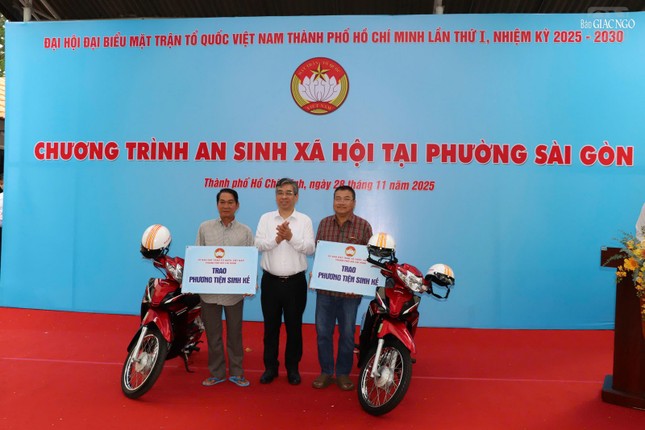 Ông Nguyễn Phước Lộc, Phó Bí thư Thành ủy, Chủ tịch UBMTTQVN TP.HCM trao tặng 2 chiếc xe máy đến người dân phường Sài Sòn - Ảnh: MTTQVN TP.HCM