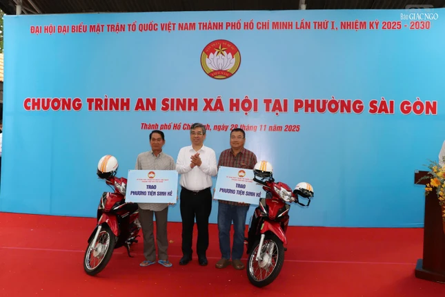 Ông Nguyễn Phước Lộc, Phó Bí thư Thành ủy, Chủ tịch UBMTTQVN TP.HCM trao tặng 2 chiếc xe máy đến người dân phường Sài Sòn - Ảnh: MTTQVN TP.HCM