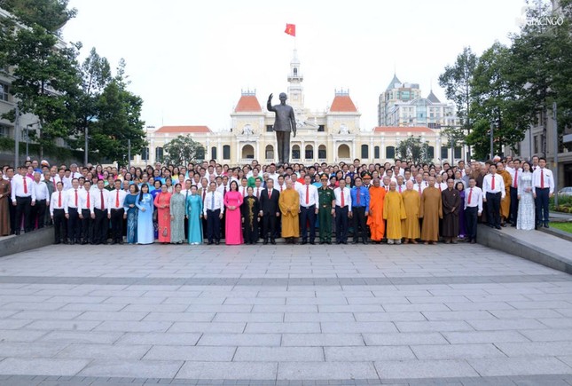 Đoàn lưu niệm tại Công viên tượng đài Chủ tịch Hồ Chí Minh