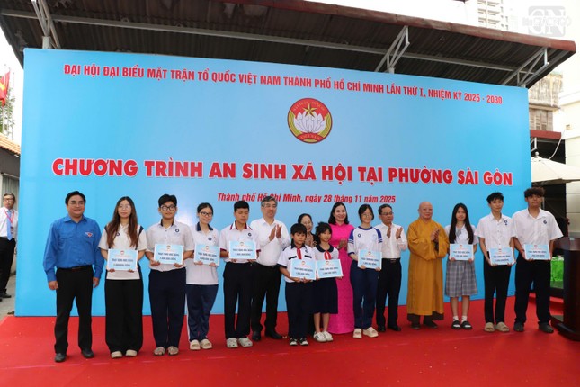 Trao 20 phần học bổng đến các em học sinh, sinh viên - Ảnh: MTTQVN TP.HCM
