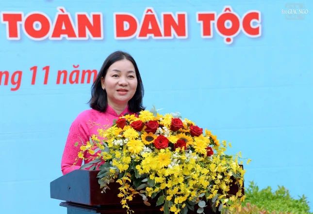 Bà Trương Thị Bích Hạnh, Phó Chủ tịch Thường trực UBMTTQVN TP.HCM phát biểu khai mạc triển lãm ảnh