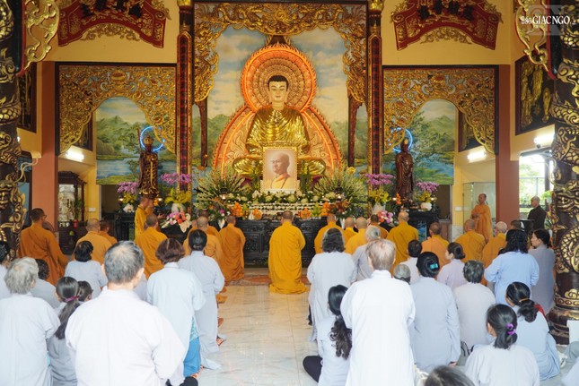 Khóa lễ cúng ngọ tại chánh điện chùa Hưng Phước