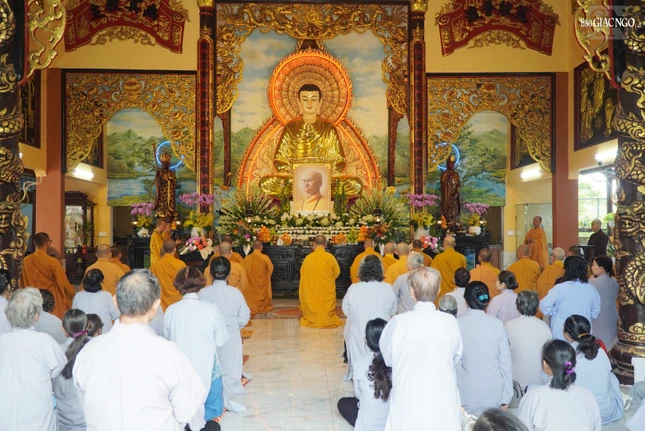 Khóa lễ cúng ngọ tại chánh điện chùa Hưng Phước Khóa lễ cúng ngọ tại chánh điện chùa Hưng Phước