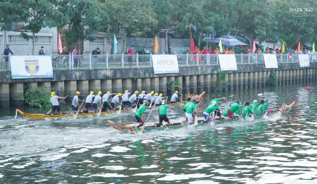 Chiếc ghe xé nước lao đi vun vút trong tiếng hò reo của những người cổ vũ