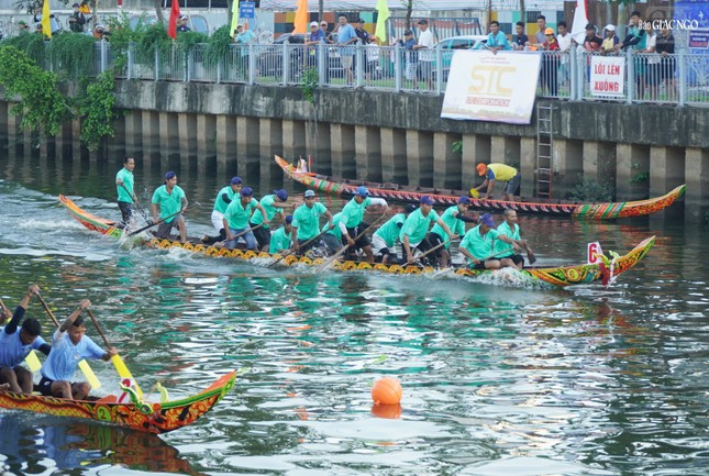 Người ngồi mũi là người chịu trách nhiệm chỉ đạo kỹ thuật bơi của toàn đội