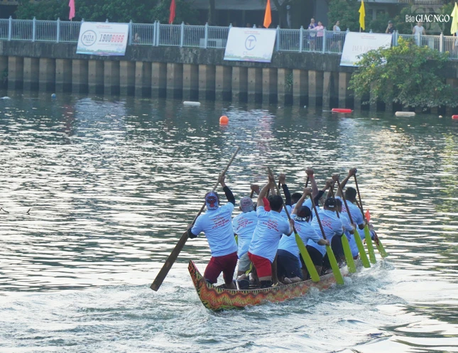 Vì chiếc ghe Ngo có hình dáng thon dài như thân hình rắn, hai đầu cong lên, nên khi bơi, trông chiếc ghe như một con rắn đang trườn mình trên mặt nước, rất sinh động