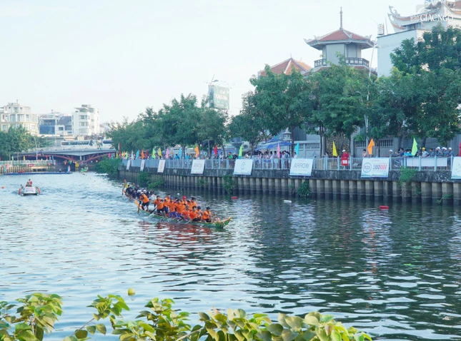 Lễ hội cúng Trăng - Ok-om-bok, thả hoa đăng, thả đèn trời, đua ghe ngo chính là hình thức mà người Khmer muốn bày tỏ lòng tri ân của mình đối với thần Nước, thần Đất... đã mang lại mùa màng bội thu, mưa thuận gió hòa, nhà nhà an lạc