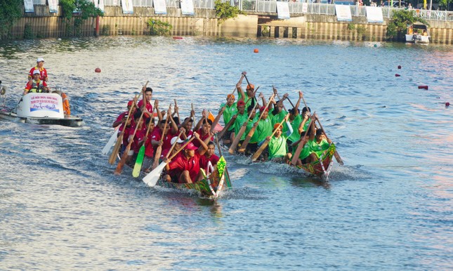 Tuk Ngô (ghe Ngo) có kết cấu khởi thủy là thuyền độc mộc, làm bằng cây sao
