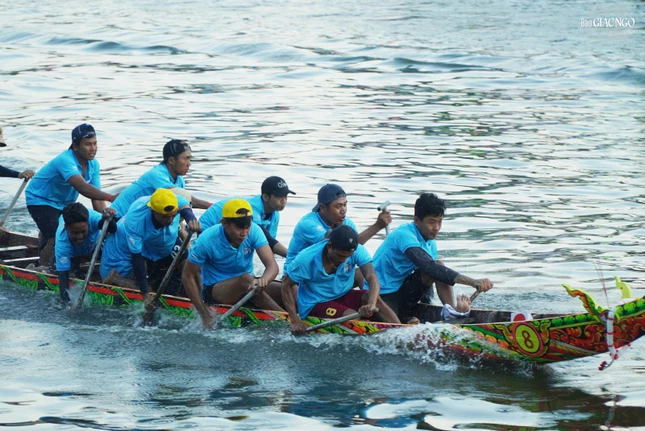 Ghe ngo có dầm riêng, làm theo nhiều kích cỡ tùy theo từng vị trí người bơi
