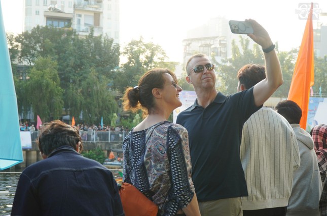 Nhiều du khách nước ngoài thích thú chụp hình đua ghe ngo