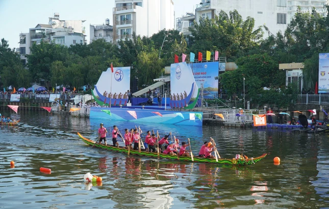 Các đội thi đấu đoạn kênh Nhiêu Lộc - Thị Nghè (đoạn từ cầu Công Lý đến cầu Lê Văn Sỹ) với cự ly 500m