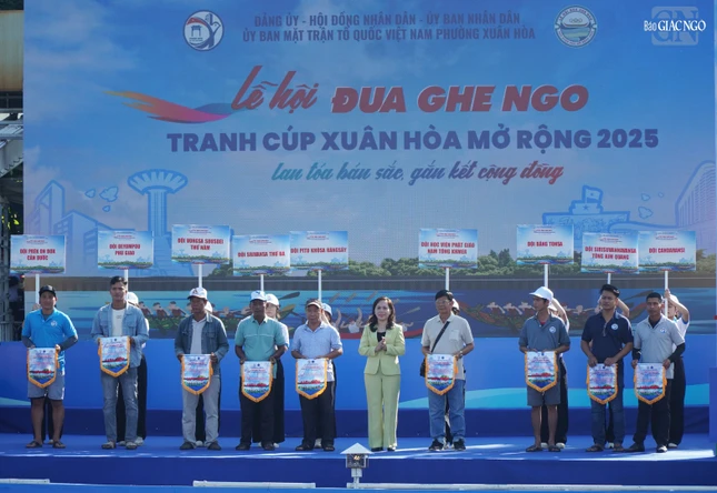 Bà Nguyễn Thanh Xuân, Thành ủy viên, Bí thư Đảng ủy, Chủ tịch Hội đồng Nhân dân P.Xuân Hòa tặng cờ lưu niệm đến các đội dự thi