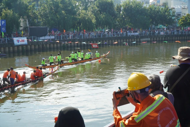 Người dân, du khách hai bên bờ Kênh Nhiêu Lộc - Thị Nghè