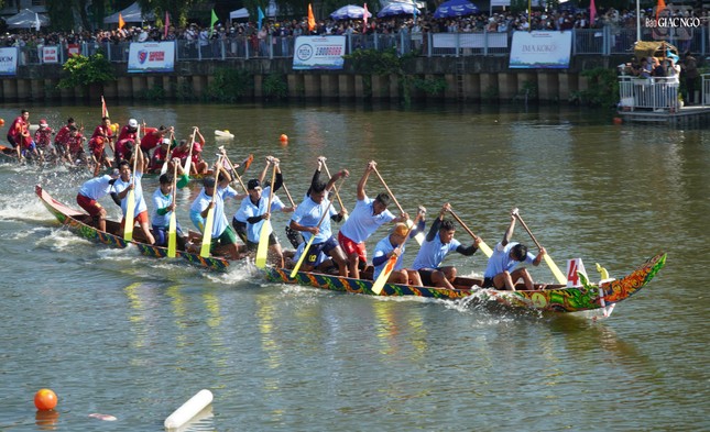 Các động tác phải chính xác từ người ngồi đầu mũi cho đến người lái cuối ghe, tất cả đều như một theo hiệu lệnh của người giữ nhịp đứng giữa ghe