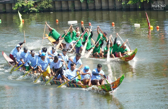 Các đội đua ghe ngo tranh Cúp Xuân Hòa mở rộng 2025