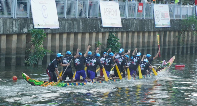 Hai bên be chạm trổ hoặc vảy rồng, rắn theo mô típ Naga hay hoa lá cách điệu. Ở hai bên mũi ghe vẽ hình các con thú như: rồng, chim công, sư tử, cọp, voi...