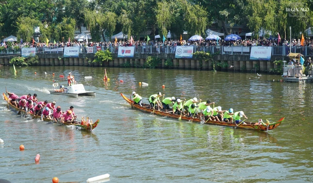 Để ghe lao đi thật nhanh, ngoài kỹ thuật đóng ghe, đòi hỏi các tay chèo phải có sự phối hợp nhịp nhàng