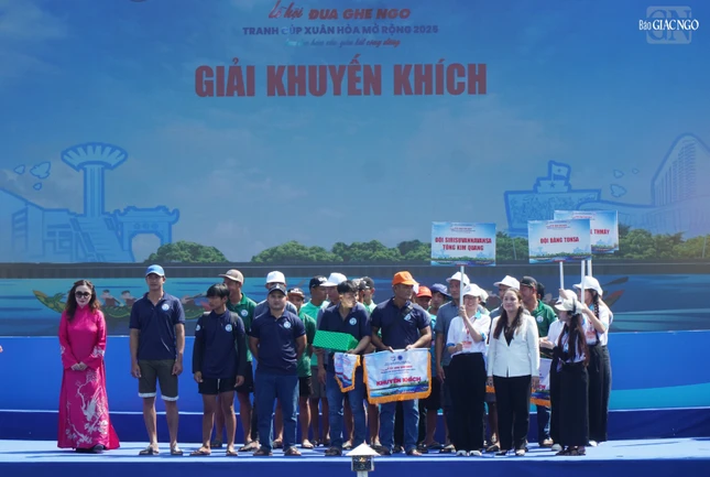 Trao giải đến đội Sirisuvannavansa Tông Kim Quang