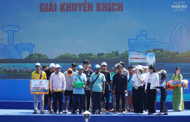 Trao giải khuyến khích đến đội Sirivansa Thứ Ba