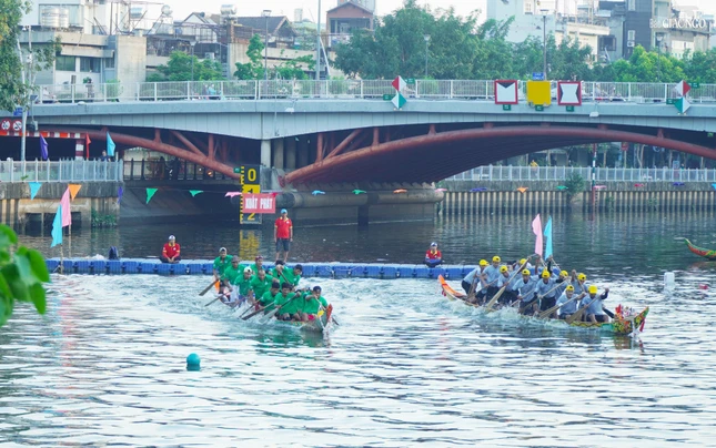 Các đội xuất phát từ cầu Công Lý