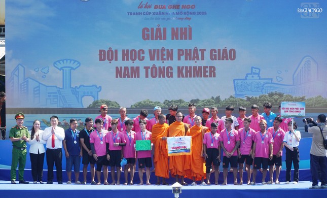 Đội Học viện Phật giáo Nam tông Khmer đạt giải Nhì Lễ hội Đua ghe Ngo tranh Cúp Xuân Hòa mở rộng 2025
