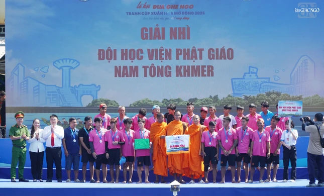 Đội Học viện Phật giáo Nam tông Khmer đạt giải Nhì Lễ hội Đua ghe Ngo tranh Cúp Xuân Hòa mở rộng 2025
