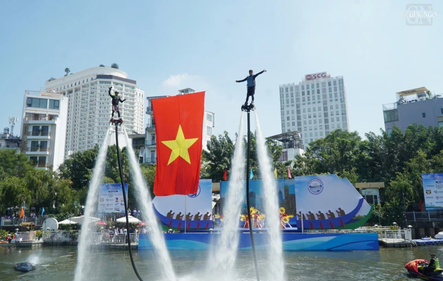Trình diễn Flyboard kết thúc Lễ hội đua ghe Ngo tranh Cúp Xuân Hòa mở rộng 2025