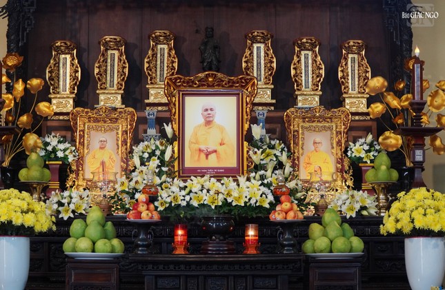 Di ảnh Trưởng lão Hòa thượng Thích Trí Quang được tôn trí tại Tổ đường tổ đình Ấn Quang Di ảnh Trưởng lão Hòa thượng Thích Trí Quang được tôn trí tại Tổ đường tổ đình Ấn Quang