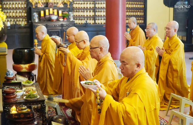 Chư tôn đức dâng phạn thực cúng dường Giác linh Trưởng lão Hòa thượng Thích Trí Quang